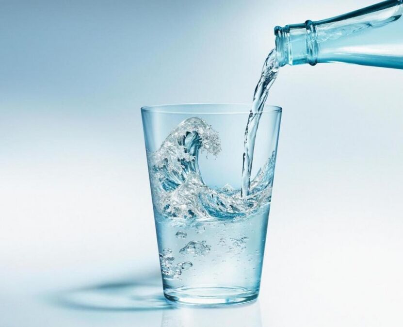 Во время питьевой диеты необходимо пить много чистой воды. 